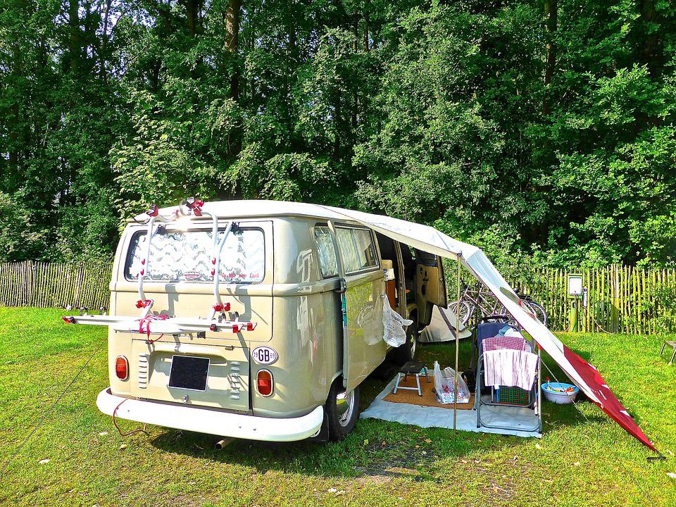 karavan na zahradě